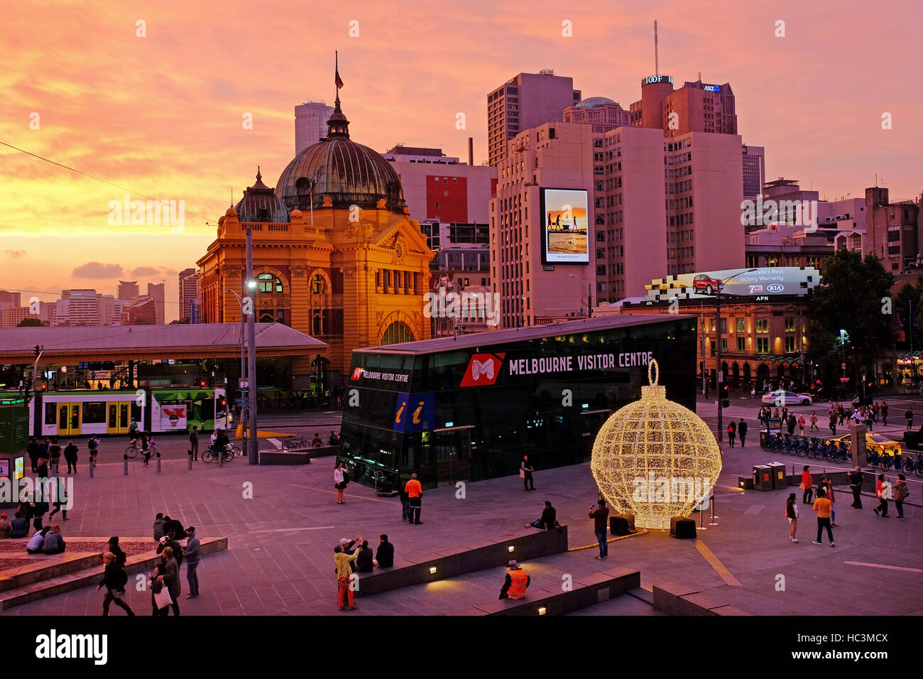 La stazione di Flinders Street nel centro di Melbourne, Victoria, Australia che è accanto a piazza Fedration Foto Stock