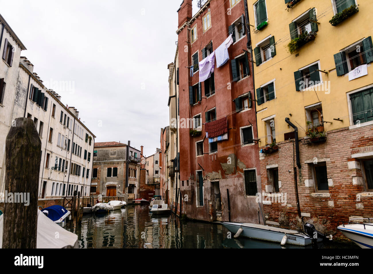 Vista di palazzi sul Canal in da Venezia, Italia Foto Stock