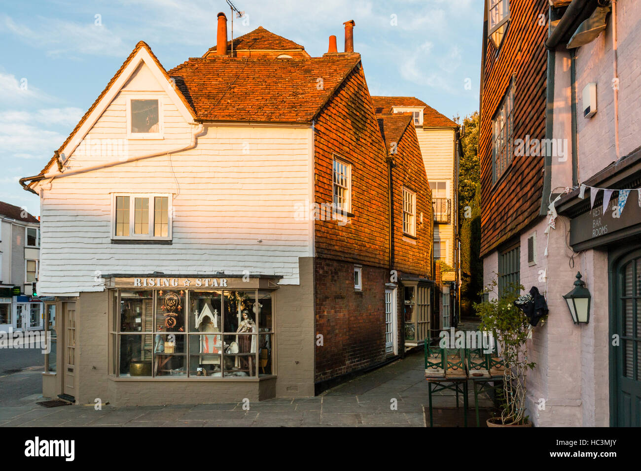 Inghilterra, Tenterden. Esterno, XV secolo a due piani di corner shop, negozio di articoli da regalo, "rising star". Corsia stretta su un lato, High Street su altri. Foto Stock