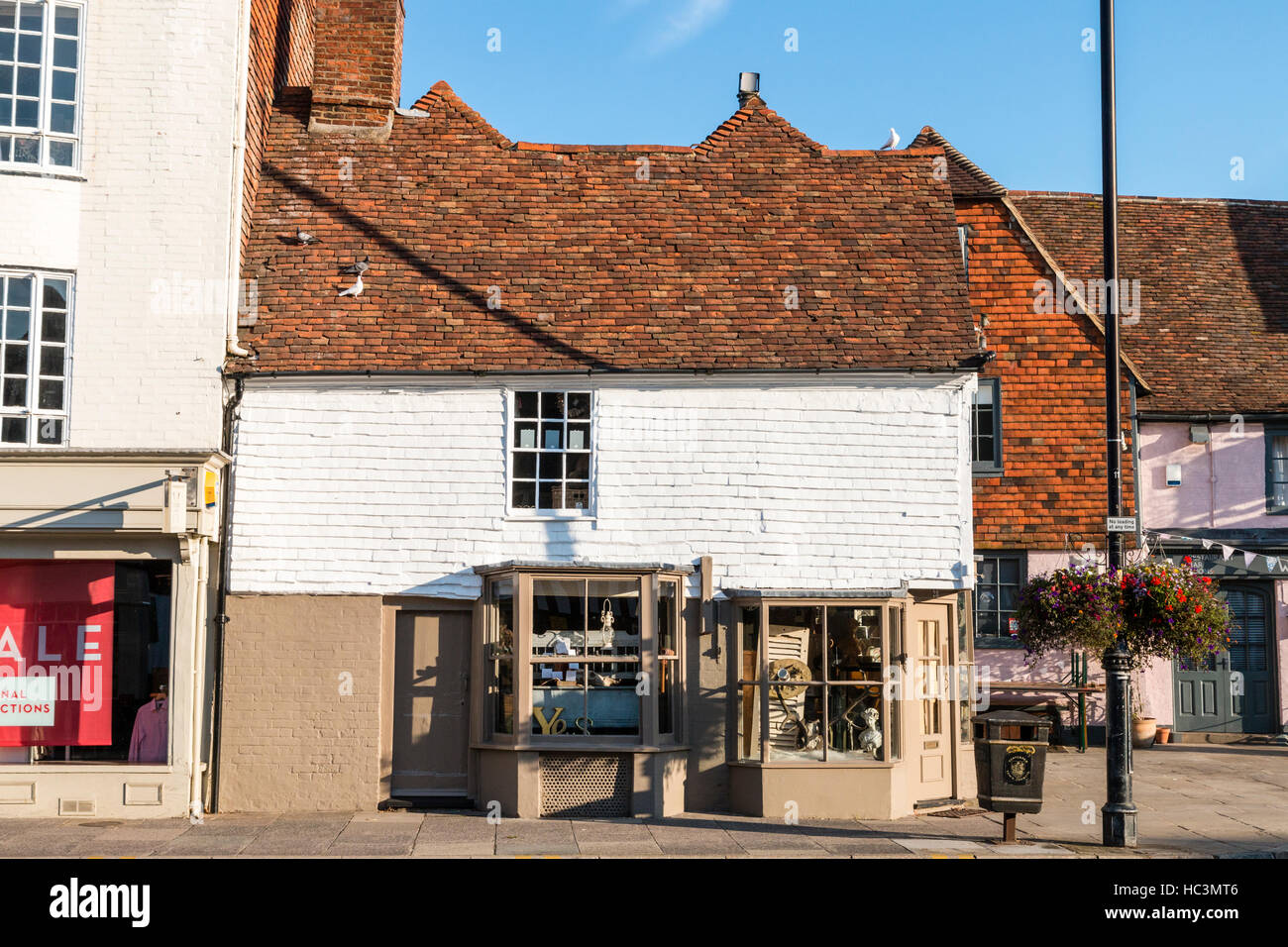 Xv secolo a due piani, "Rising Star' angolo regalo shop on High Street, Tenterden. Uno dei molti edifici storici nel Kent città mercato. Foto Stock