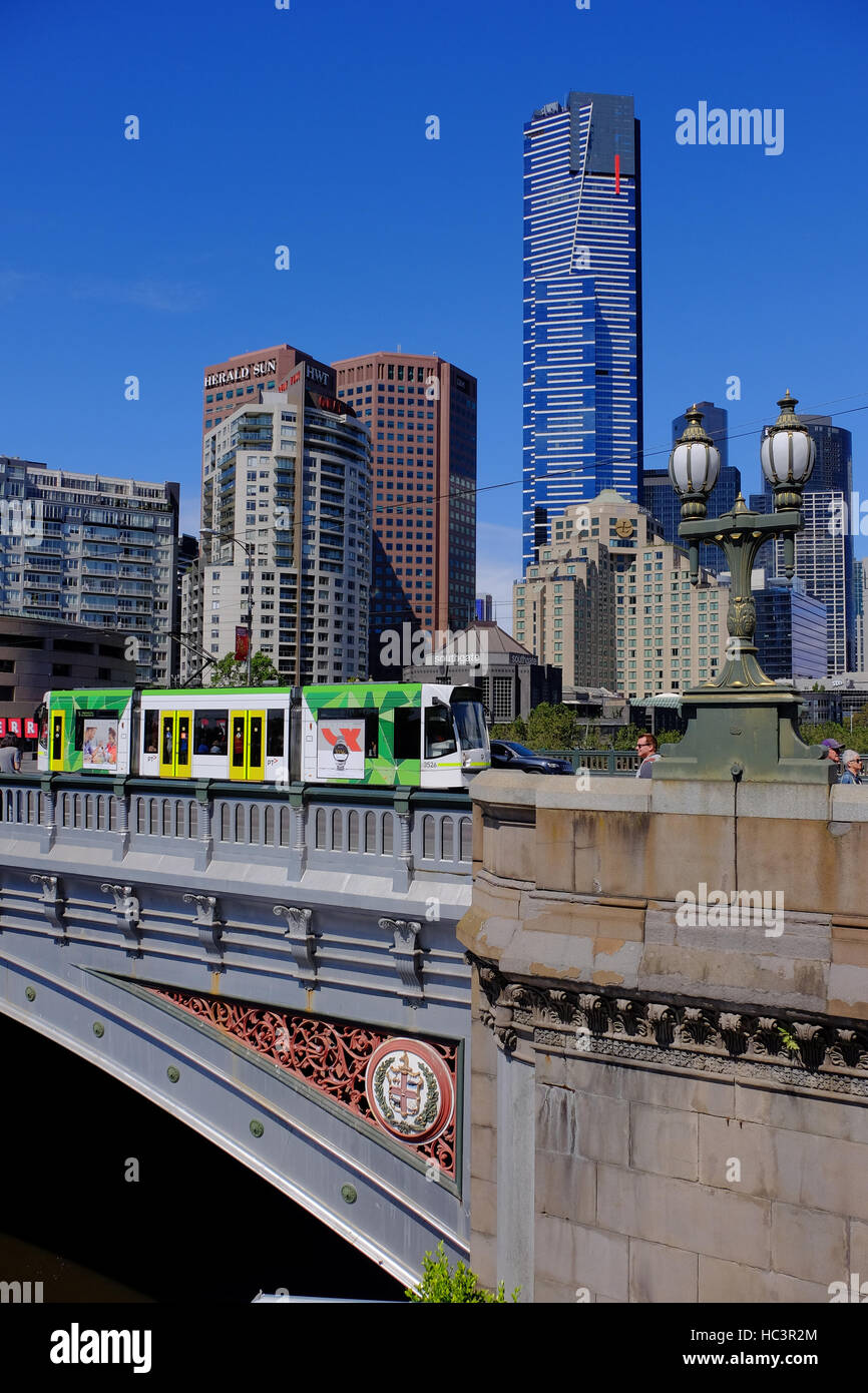 Il tram che attraversa un ponte in Melbourne, Victoria, Australia, che siede sul Fiume Yarra Foto Stock