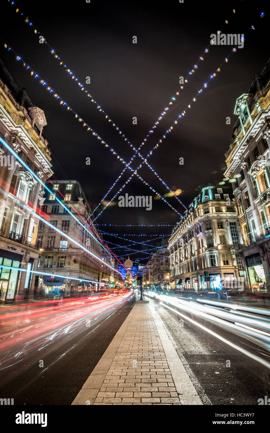 Le luci di Natale intorno a Oxford Street e Regent Street, Londra, Regno Unito Foto Stock