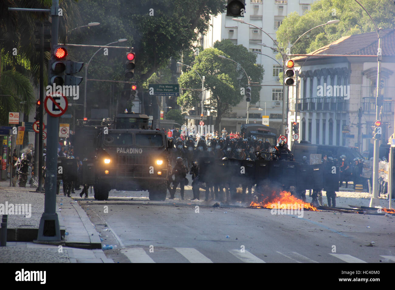 Rio de Janeiro, Brasile. 6 dicembre, 2016. La tensione in Rio de Janeiro downtownon nel pomeriggio di martedì 6 dicembre 2016, il Brasile. I dimostranti e i funzionari di polizia si sono scontrati e non vi è stata la polizia truculence per disperdere i dimostranti. Vi è stato l'impiego di grandi forze di polizia, la cottura di armi non letali e molti gas lacrimogeni bombe. La polizia ha invaso la chiesa di San Giuseppe, che è prossima al Alerj (Rio de Janeiro parlamento). Essi hanno utilizzato il balcone della chiesa a sparare manifestanti con proiettili di gomma e effetto morale bombe. Credito: Luiz Souza/Alamy Live News Foto Stock