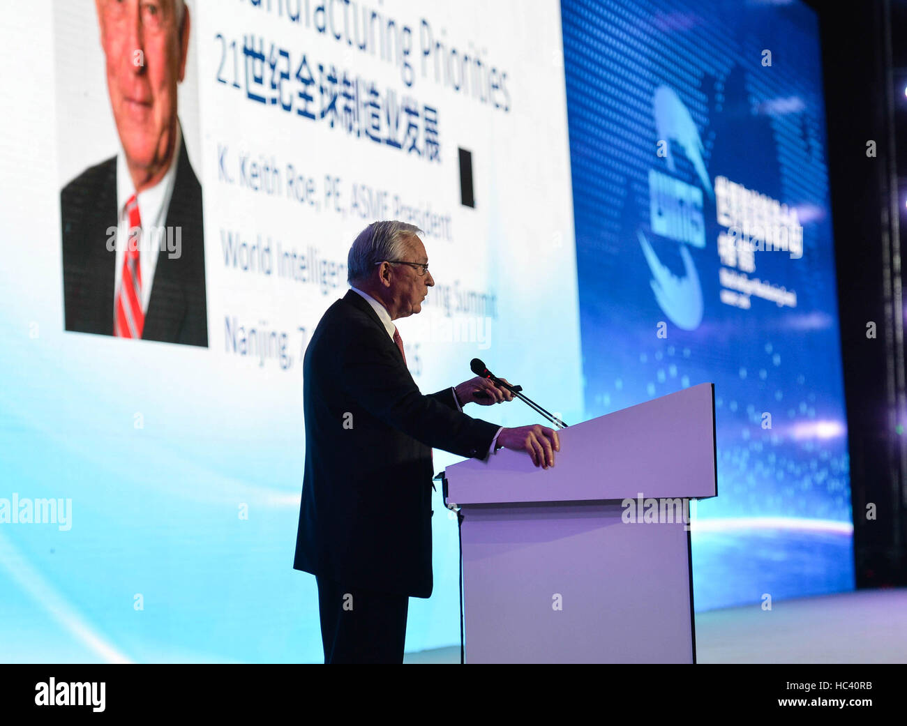 Nanjing, cinese della provincia di Jiangsu. Il 7 dicembre, 2016. Keith Roe, Presidente della Società americana di Ingegneri Meccanici (ASME), parla a un forum del mondo Intelligent Manufacturing Vertice di Nanjing, a est della capitale cinese della provincia di Jiangsu, 7 dicembre, 2016. © Ji Chunpeng/Xinhua/Alamy Live News Foto Stock