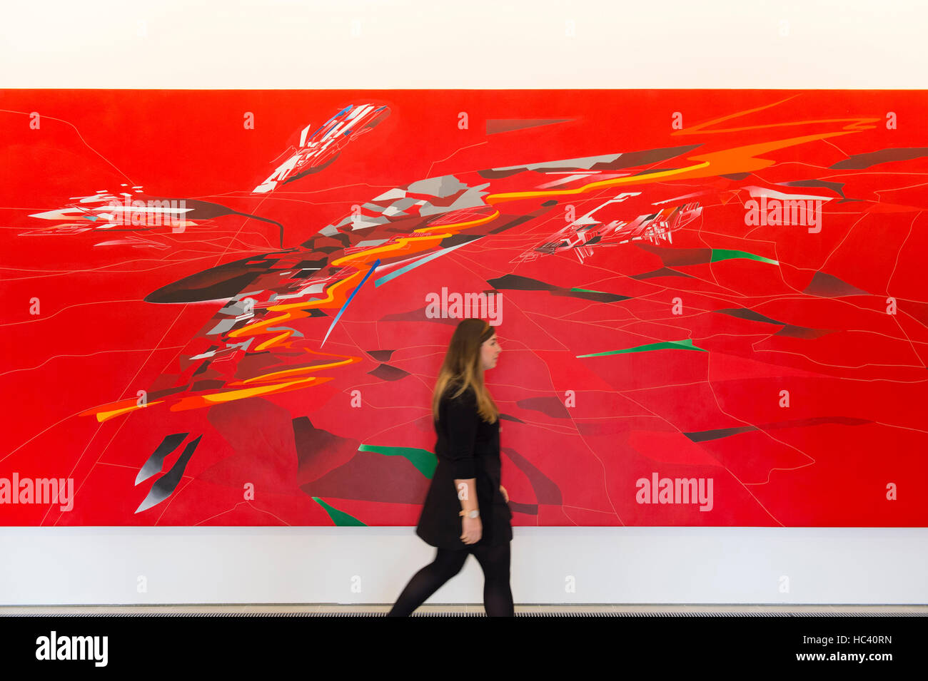 Le gallerie a serpentina, Londra, Regno Unito. Il 7 dicembre 2016. Mostra di dipinti e disegni dal rinomato architetto Zaha Hadid (1950-2016) presso la Serpentine Sackler Gallery. Un membro del personale della Gallery passeggiate passato Metropolis 1988. Credito: artsimages/Alamy Live News. Foto Stock