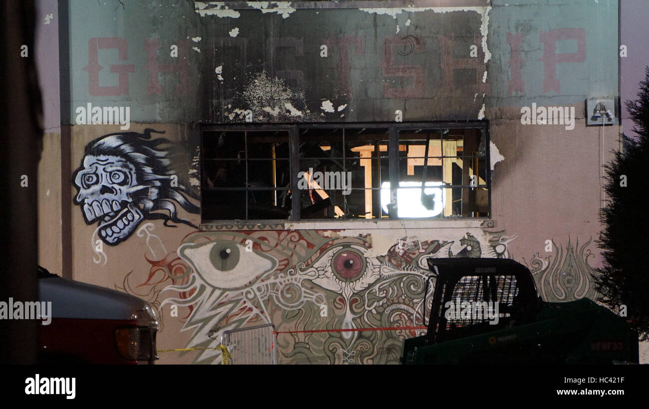 Oakland. Il 7 dicembre, 2016. Foto scattata la mattina presto del 7 dicembre, 2016 mostra la parte esterna della nave fantasma magazzino che fu devastato da un incendio 4 giorni fa. La ricerca e le operazioni di ripristino completata presso il magazzino sito fuoco a Oakland prima mattina di mercoledì. Credito: Xu Yong/Xinhua/Alamy Live News Foto Stock