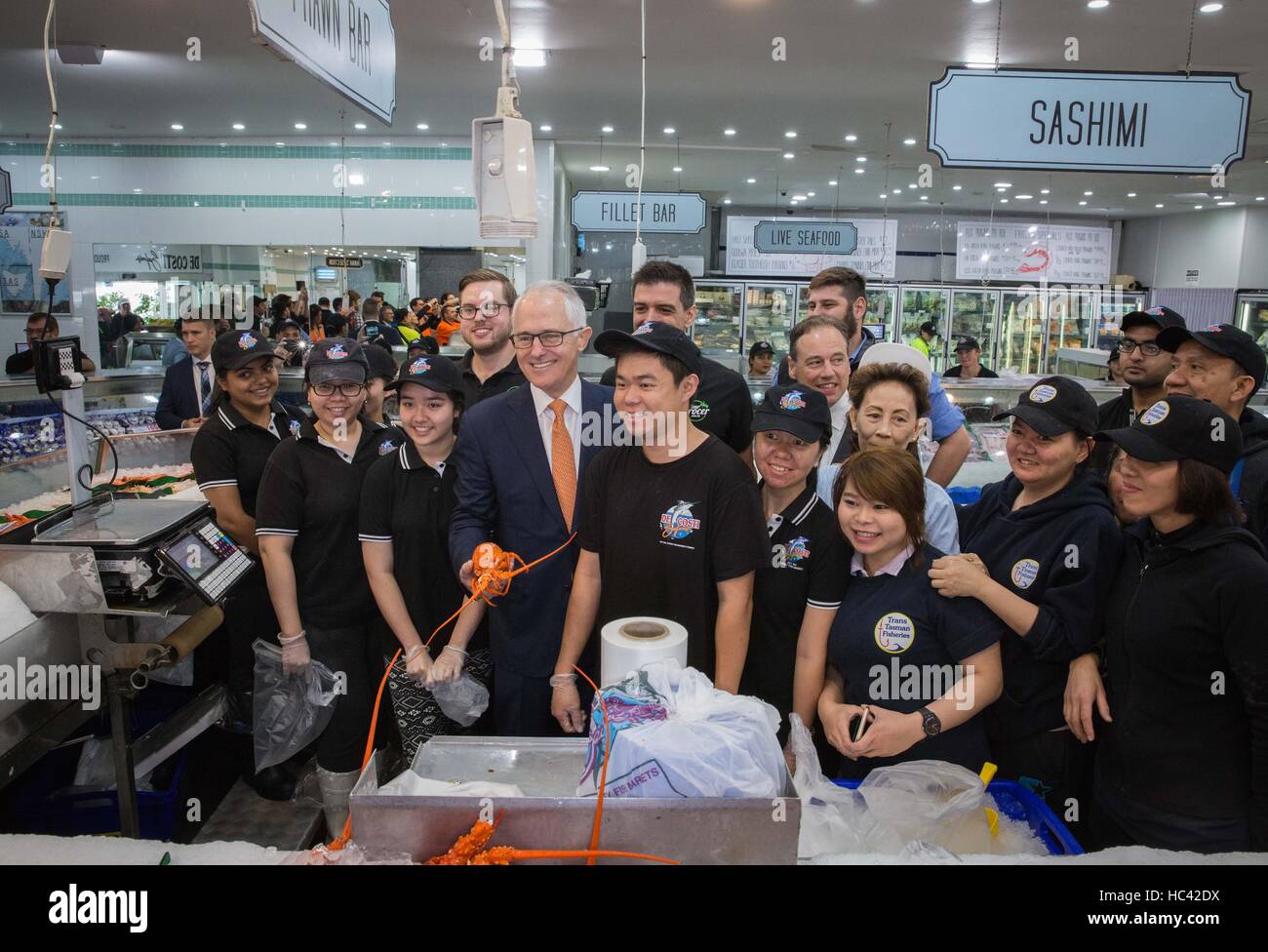 Sydney, Sydney Mercato del Pesce in Australia. Il 7 dicembre, 2016. Il Primo Ministro australiano Malcolm Turnbull (4a L, anteriore) pone per le foto con i lavoratori a Sydney Fish Market in Australia, 7 dicembre, 2016. © Zhu Hongye/Xinhua/Alamy Live News Foto Stock