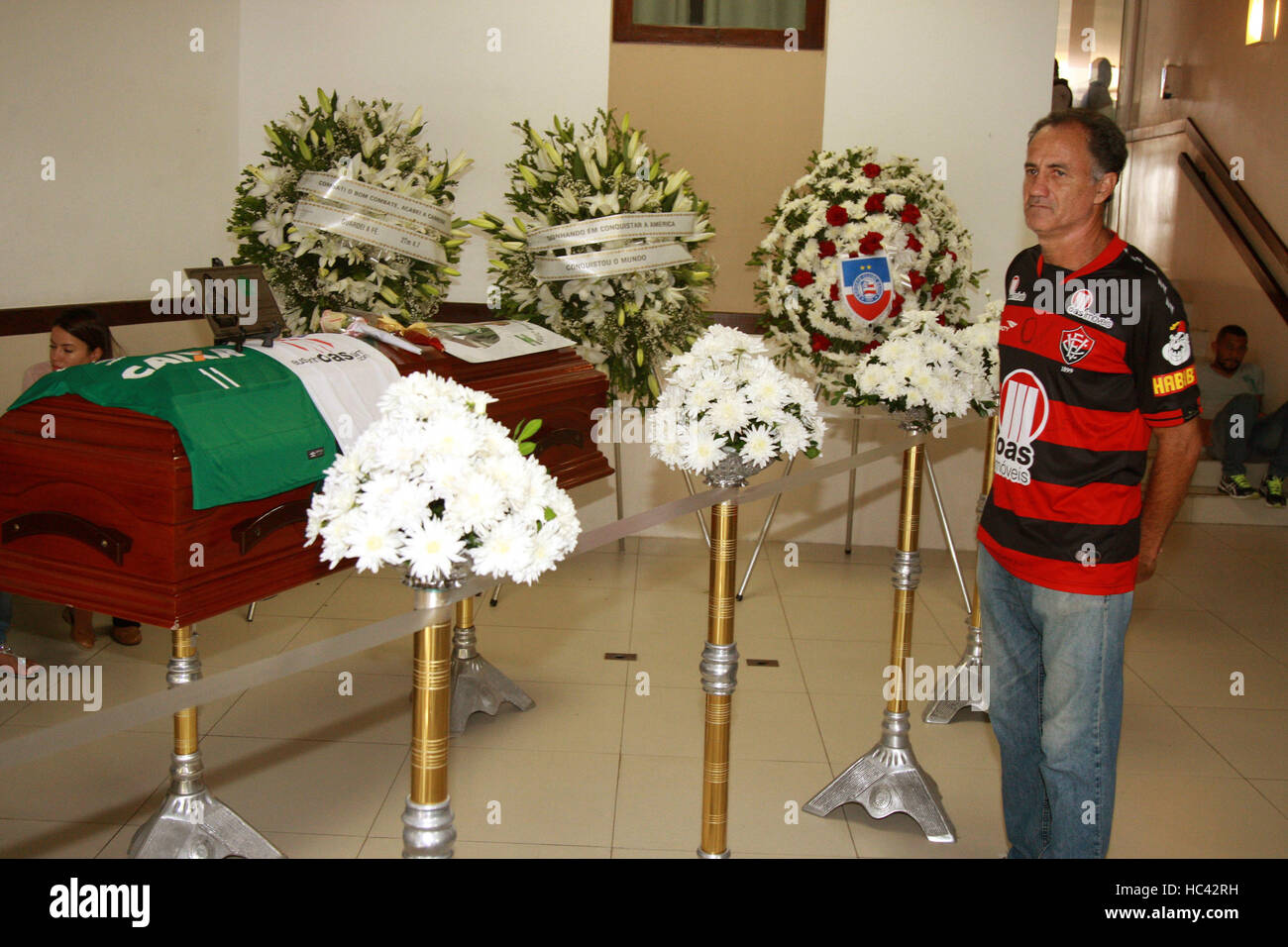 SALVADOR, BA - 04.12.2016: VELORIO DE ANANIA JOGADOR CHAPECO - Eloi Castro Monteiro Anania, giocatore Chapecoense e ucciso in un incidente aereo. Velato nel cimitero Giardino Saldades in Salvador, dove ha ricevuto apprezzamenti da parte di amici e familiari, ventole, ex giocatori e direttori di Bahia, cui ha aderito a 14 anni di età sulla base della divisione. Morì a 27 e lascia la vedova, Barbara Monteiro e figlio di 5 anni. Nato a Sao Luis do Maranhao e basata in Salvador, dove ha sposato, aveva la famiglia e il calcio professionista in carriera. Il suo corpo sarà cremato questo lunedì, 05/12/2016 al Cre Foto Stock