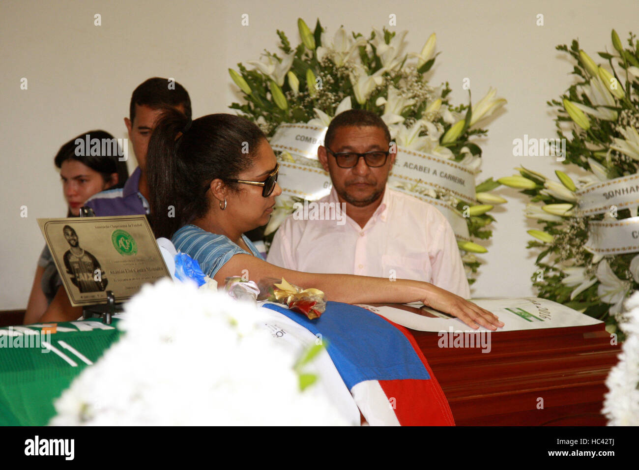 SALVADOR, BA - 04.12.2016: VELORIO DE ANANIA JOGADOR CHAPECO - Eloi Castro Monteiro Anania, giocatore Chapecoense e ucciso in un incidente aereo. Velato nel cimitero Giardino Saldades in Salvador, dove ha ricevuto apprezzamenti da parte di amici e familiari, ventole, ex giocatori e direttori di Bahia, cui ha aderito a 14 anni di età sulla base della divisione. Morì a 27 e lascia la vedova, Barbara Monteiro e figlio di 5 anni. Nato a Sao Luis do Maranhao e basata in Salvador, dove ha sposato, aveva la famiglia e il calcio professionista in carriera. Il suo corpo sarà cremato questo lunedì, 05/12/2016 al Cre Foto Stock