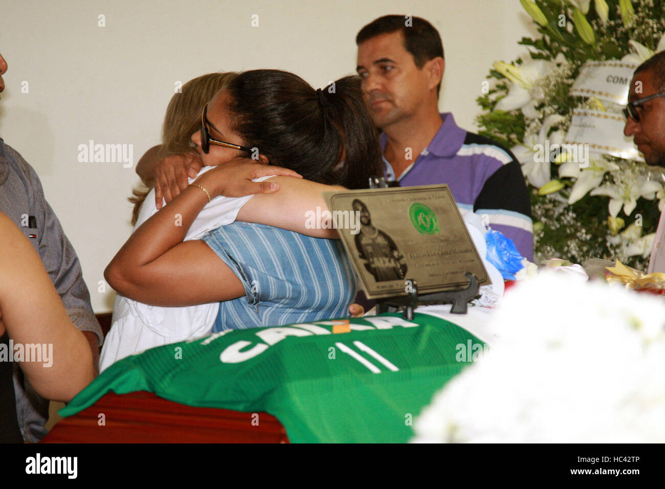 SALVADOR, BA - 04.12.2016: VELORIO DE ANANIA JOGADOR CHAPECO - Eloi Castro Monteiro Anania, giocatore Chapecoense e ucciso in un incidente aereo. Velato nel cimitero Giardino Saldades in Salvador, dove ha ricevuto apprezzamenti da parte di amici e familiari, ventole, ex giocatori e direttori di Bahia, cui ha aderito a 14 anni di età sulla base della divisione. Morì a 27 e lascia la vedova, Barbara Monteiro e figlio di 5 anni. Nato a Sao Luis do Maranhao e basata in Salvador, dove ha sposato, aveva la famiglia e il calcio professionista in carriera. Il suo corpo sarà cremato questo lunedì, 05/12/2016 al Cre Foto Stock