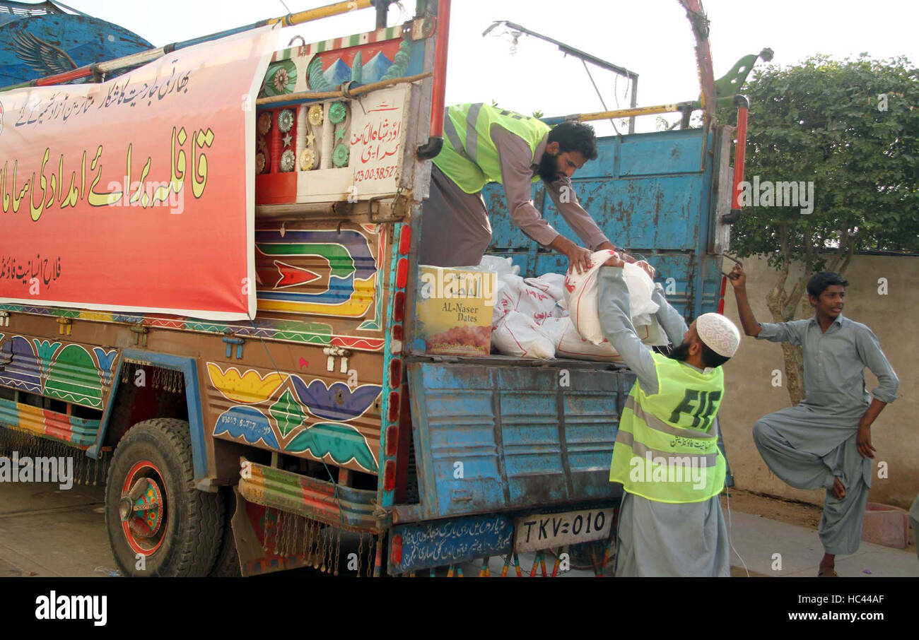 Il pakistan. 7 dicembre, 2016. La franchigia di merci sono in corso di spedizione per Azad Jammu e Kashmir per distribuire tra le persone coinvolte che hanno lasciato la loro città a causa di Indian BSF sgusciatura in sede di Falah-e-Insaniyat Foundation a Karachi il Mercoledì, 07 dicembre 2016. Credito: Asianet-Pakistan/Alamy Live News Foto Stock