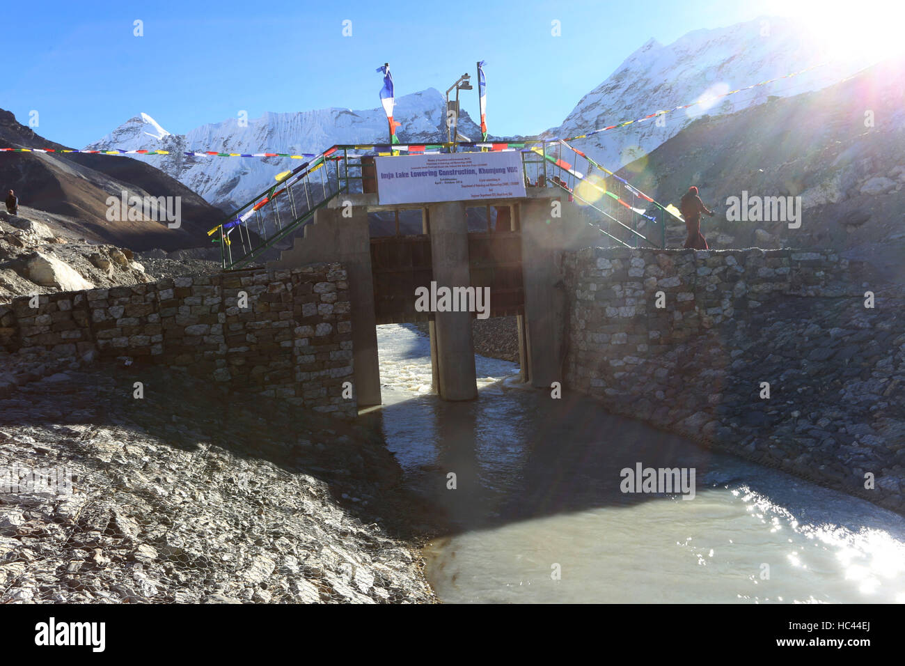 Solukhumbu, Nepal. 23 Nov, 2016. Foto scattata il 9 novembre 23, 2016 mostra il cancello del canale costruito per abbassare il lago Imja nella regione dell Everest di Solukhumbu, parte settentrionale del Nepal. Il lago Imja, uno dei più grandi e più pericoloso dei laghi di origine glaciale nel paese dell'Himalaya, è situato ad un altitudine di 5010 metri sopra il livello del mare. Su base comunitaria e Alluvione lago glaciale di scoppio di riduzione del rischio di progetto Imja è stata completata recentemente sotto il Nepal del Dipartimento di idrologia e meteorologia e Nepal esercito ed è stato finanziato da United Nations Development Fund.Secondo la ricerca, il lago Foto Stock