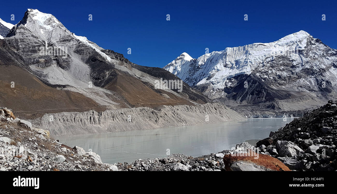 Solukhumbu, Nepal. 23 Nov, 2016. Foto scattata il 9 novembre 23, 2016 mostra una vista del lago Imja nella regione dell Everest di Solukhumbu, parte settentrionale del Nepal. Il lago Imja, uno dei più grandi e più pericoloso dei laghi di origine glaciale nel paese dell'Himalaya, è situato ad un altitudine di 5010 metri sopra il livello del mare. Su base comunitaria e Alluvione lago glaciale di scoppio di riduzione del rischio di progetto Imja è stata completata recentemente sotto il Nepal del Dipartimento di idrologia e meteorologia e Nepal esercito ed è stato finanziato da United Nations Development Fund.Secondo la ricerca, il lago è stata l'espansione annualmente fin dal Foto Stock
