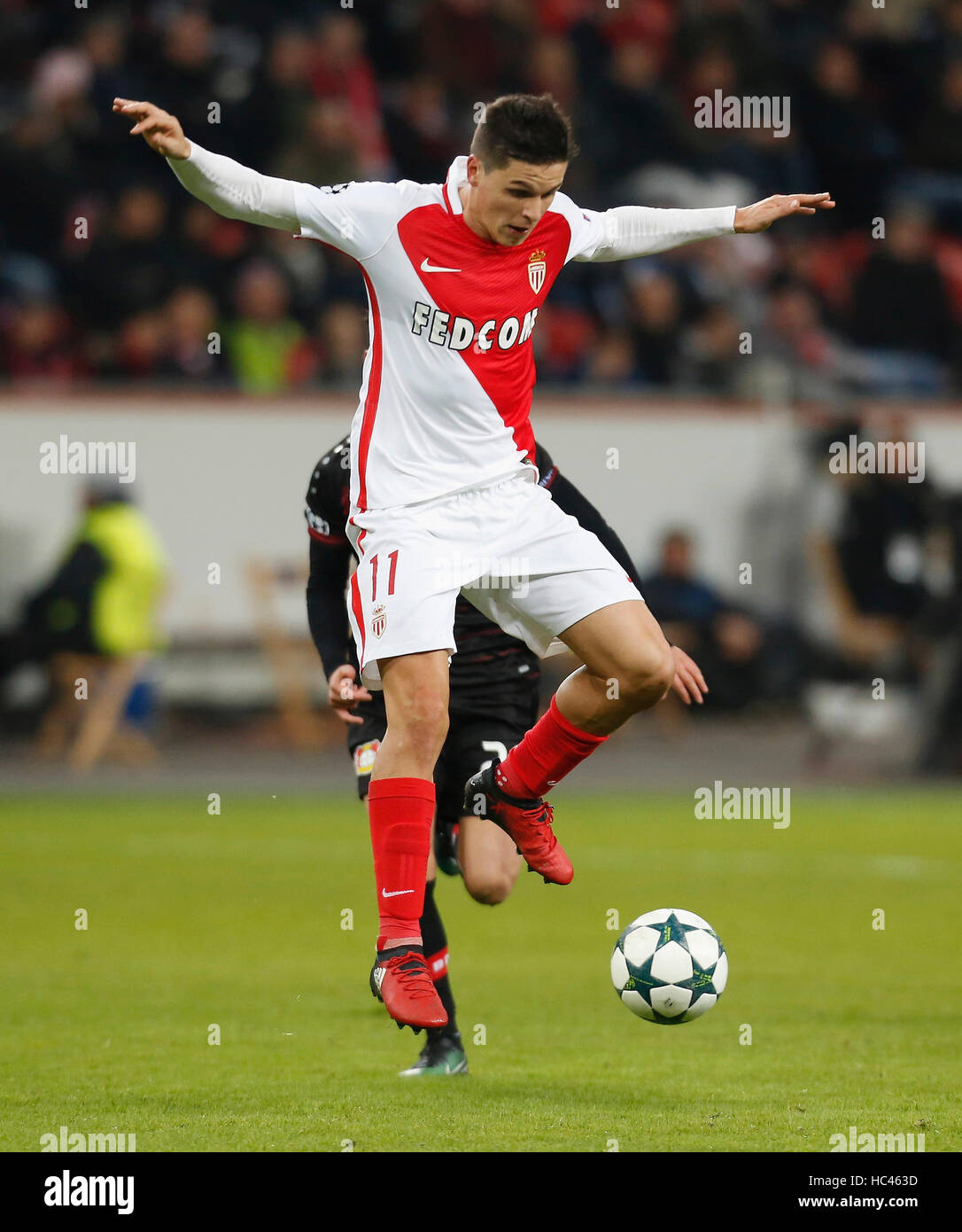 Leverkusen, Germania. 7 dicembre, 2016. Champions League gruppo E, giornata 6, Bayer Leverkusen vs come Monaco FC: Guido Carillo (Monaco) controlla la palla. Credito: Juergen schwarz/Alamy Live News Foto Stock