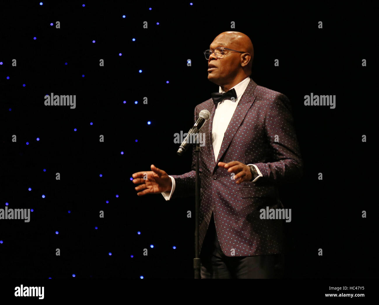 Dubai, Emirati Arabi Uniti. Il 7 dicembre, 2016. Attore Samuel L. Jackson parla durante la serata di apertura cerimonia di gala del XIII Dubai International Film Festival a Dubai, Emirati Arabi Uniti, 7 dicembre, 2016. Credito: Li Zhen/Xinhua/Alamy Live News Foto Stock