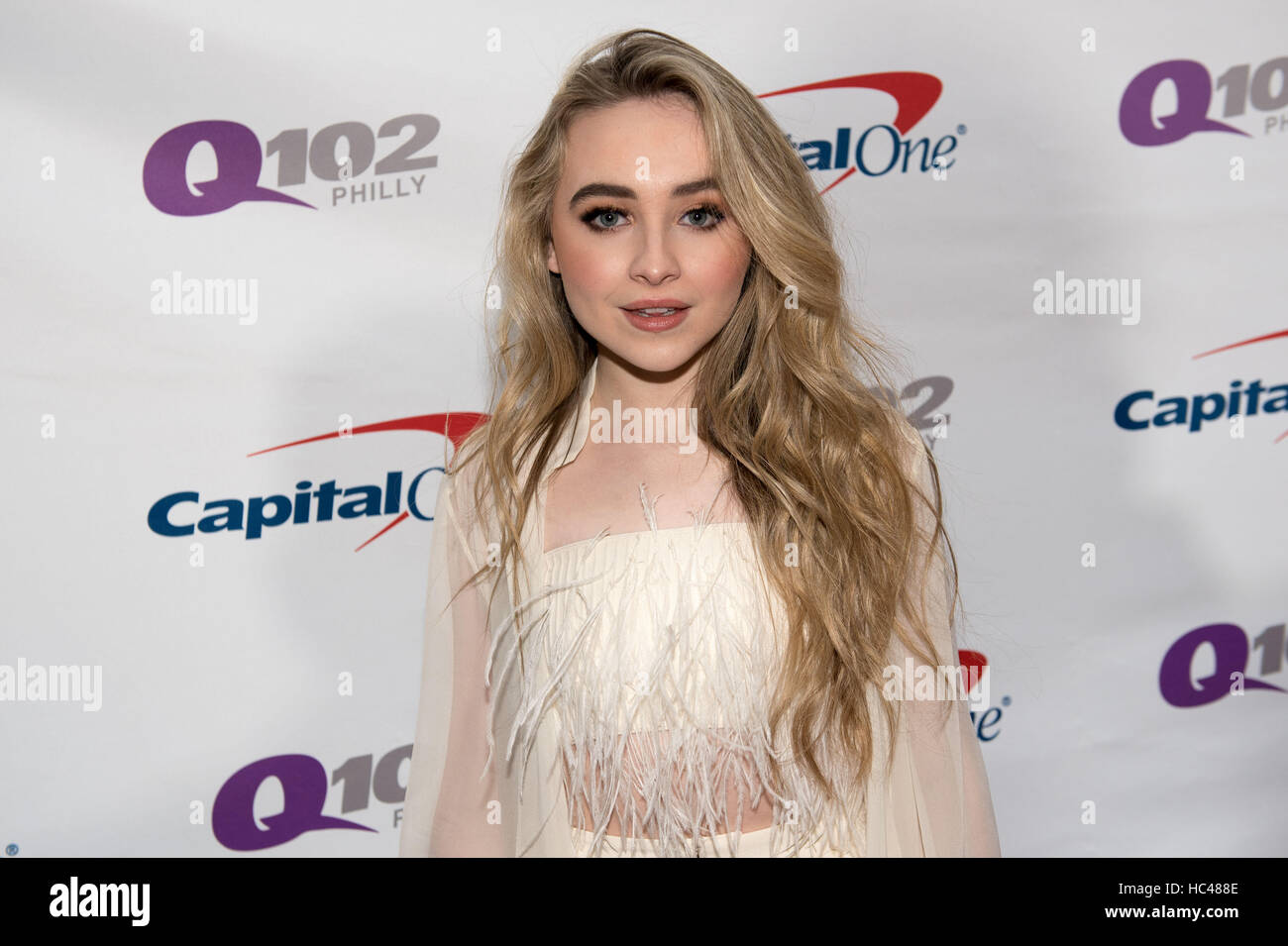 Philadelphia, Pennsylvania, USA. Il 7 dicembre, 2016. SABRINA CARPENTER, al Q102 Jingle sferico alla Wells Fargo Center di Philadelphia PA Credito: Ricky Fitchett/ZUMA filo/Alamy Live News Foto Stock