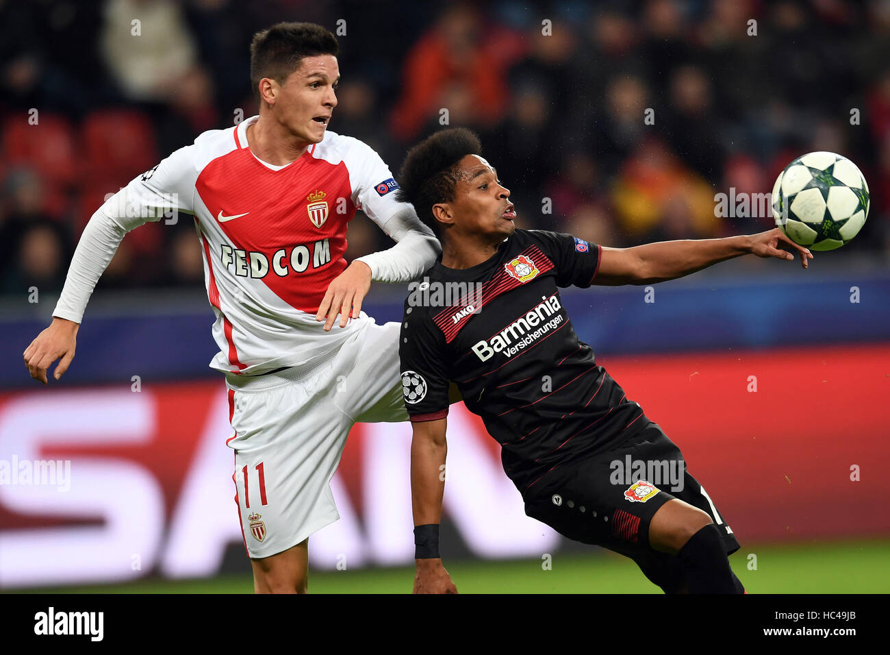 Leverkusen, Germania. Il 7 dicembre, 2016. Leverkusen's Wendell (R) e del monaco Guido Carrillo si contendono la palla durante la Champions League football match tra Bayer Leverkusen e come Monaco presso la BayArena di Leverkusen, Germania, 7 dicembre 2016. Foto: Federico Gambarini/dpa/Alamy Live News Foto Stock