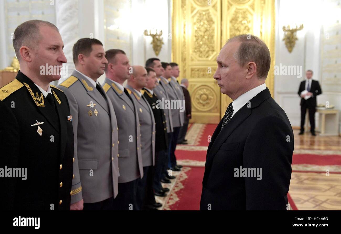 Mosca, Russia. 07Th Dec, 2016. Il presidente russo Vladimir Putin saluta ufficiali militari durante una cerimonia di promozione presso il Cremlino Dicembre 7, 2016 a Mosca, in Russia. Credito: Planetpix/Alamy Live News Foto Stock