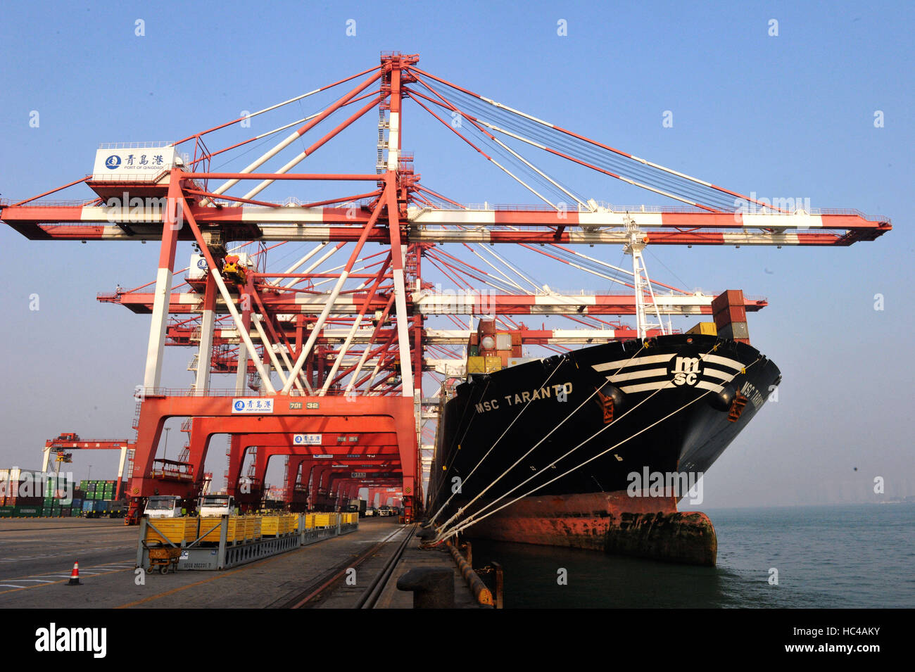 Qingdao. L'8 dicembre, 2016. Una politica estera nave cargo è visto al porto di Qingdao in Cina orientale della provincia di Shandong, 8 dicembre, 2016. Della Cina di esportazioni in termini di yuan si è conclusa precedente scende a salire 5,9 per cento anno su anno nel mese di novembre, mentre le importazioni hanno continuato a prelevare vapore aumentando del 13%, i dati doganali mostravano il giovedì. © Yu Fangping/Xinhua/Alamy Live News Foto Stock