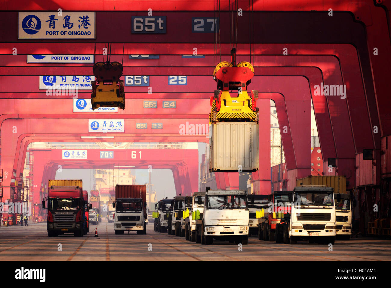 Qingdao. L'8 dicembre, 2016. Veicoli contenitori di carico al porto di Qingdao in Cina orientale della provincia di Shandong, 8 dicembre, 2016. Della Cina di esportazioni in termini di yuan si è conclusa precedente scende a salire 5,9 per cento anno su anno nel mese di novembre, mentre le importazioni hanno continuato a prelevare vapore aumentando del 13%, i dati doganali mostravano il giovedì. © Yu Fangping/Xinhua/Alamy Live News Foto Stock
