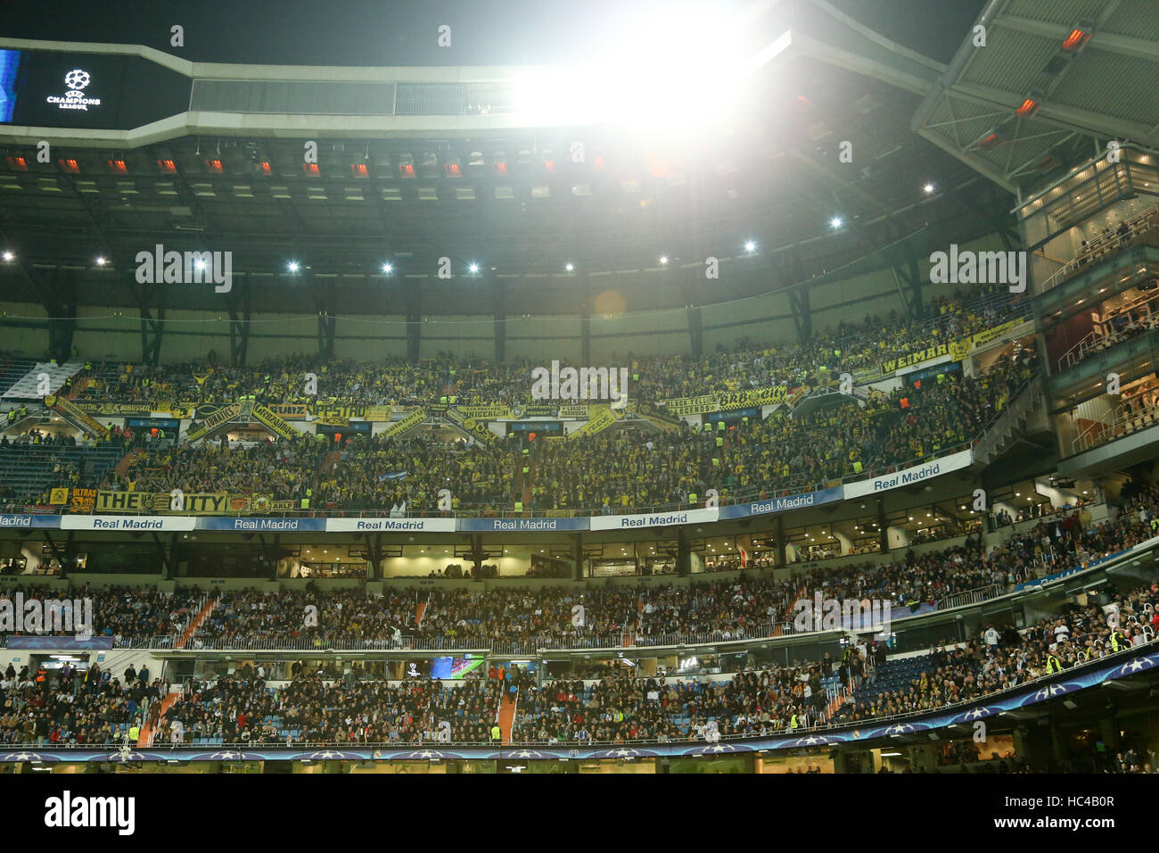 Madrid, Spagna. Il 7 dicembre, 2016. I fan di Dortmund in stand presso la Champions League football match tra Real Madrid e Borussia Dortmund al Santiago Bernabeu a Madrid, Spagna, 7 dicembre 2016. Foto: Friso Gentsch/dpa/Alamy Live News Foto Stock