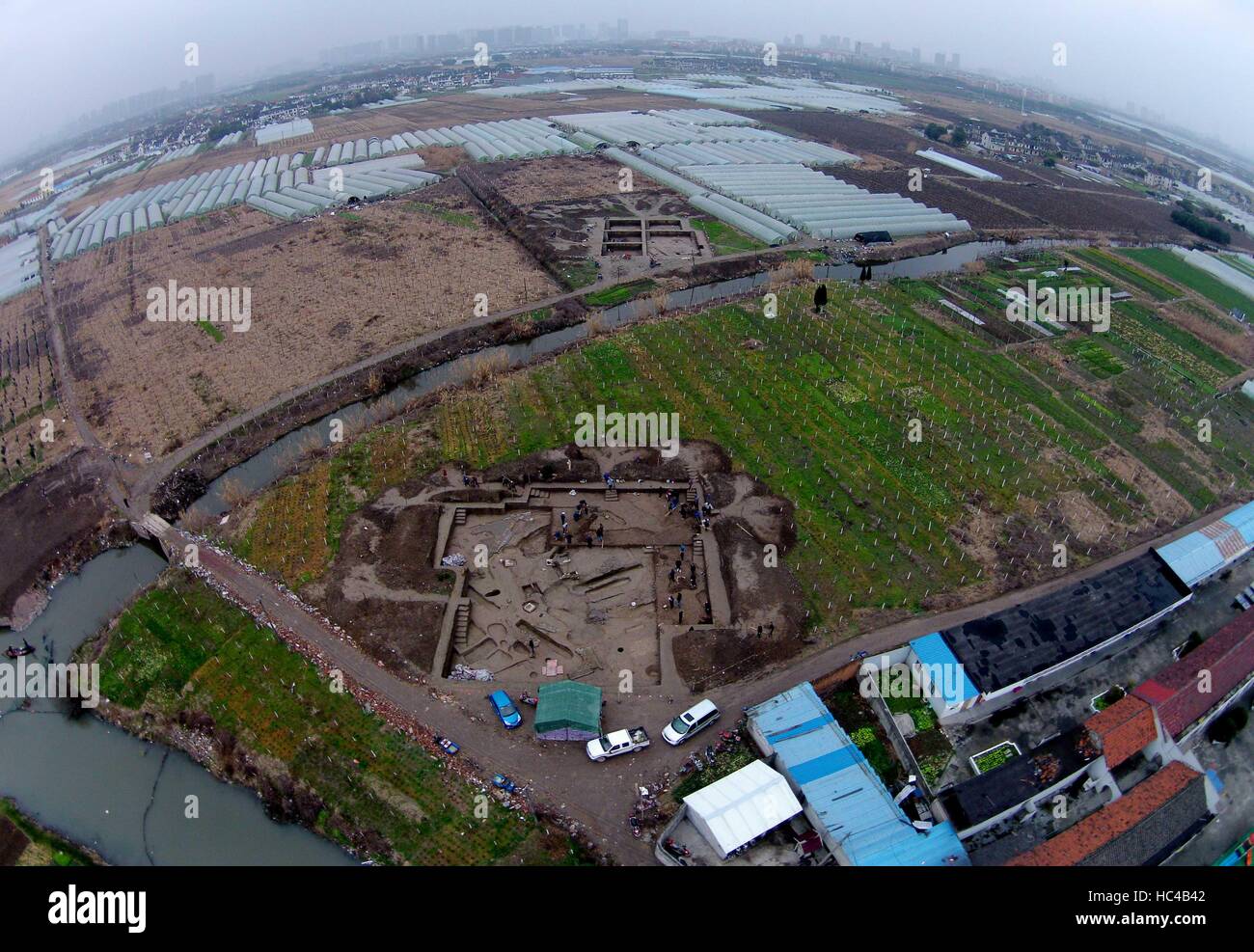 (161208) -- Shanghai, 8 dicembre, 2016 (Xinhua) -- File foto scattata a gennaio 2016 mostra l'antica borgata Qinglong rovine a Shanghai in Cina orientale. Il Museo di Shanghai il giovedì ha introdotto l'ultima scoperta poiché lo scavo delle rovine nel 2010. Il Qinglong Township rovine si trova oggi nella Baihe township di Qingpu District di Shanghai e i documenti registrati come un importante porto commerciale nel codolo (618-907) e Song (960-1279) dinastie. Negli ultimi anni più di 6.000 ripristinabili opere di porcellana e di decine di migliaia di rotture di pezzi di porcellana da province vicine sono state trovate nel ru Foto Stock