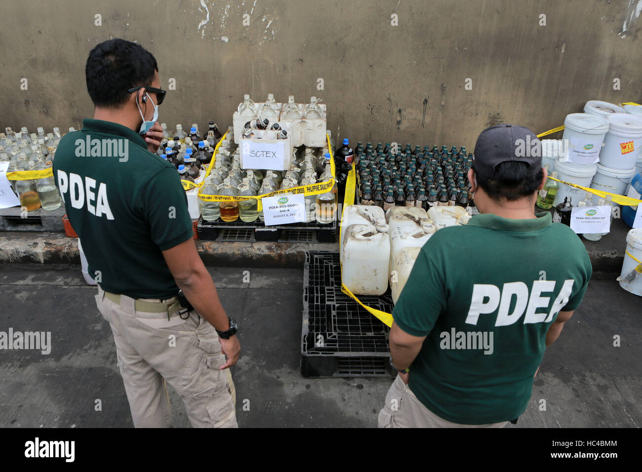 Valenzuela City, Filippine. L'8 dicembre, 2016. Gli agenti del Philippine Drug Enforcement Agency (PDEA) la guardia confiscati i prodotti chimici e attrezzature da laboratorio utilizzato nella produzione di shabu in Valenzuela City, Filippine, 8 dicembre, 2016. La PDEA distrutti prodotti chimici e attrezzature di laboratorio utilizzate in droghe illegali fabbricazione pari a PHP 3,198,275 (USD 64428.74). Credito: Rouelle Umali/Xinhua/Alamy Live News Foto Stock