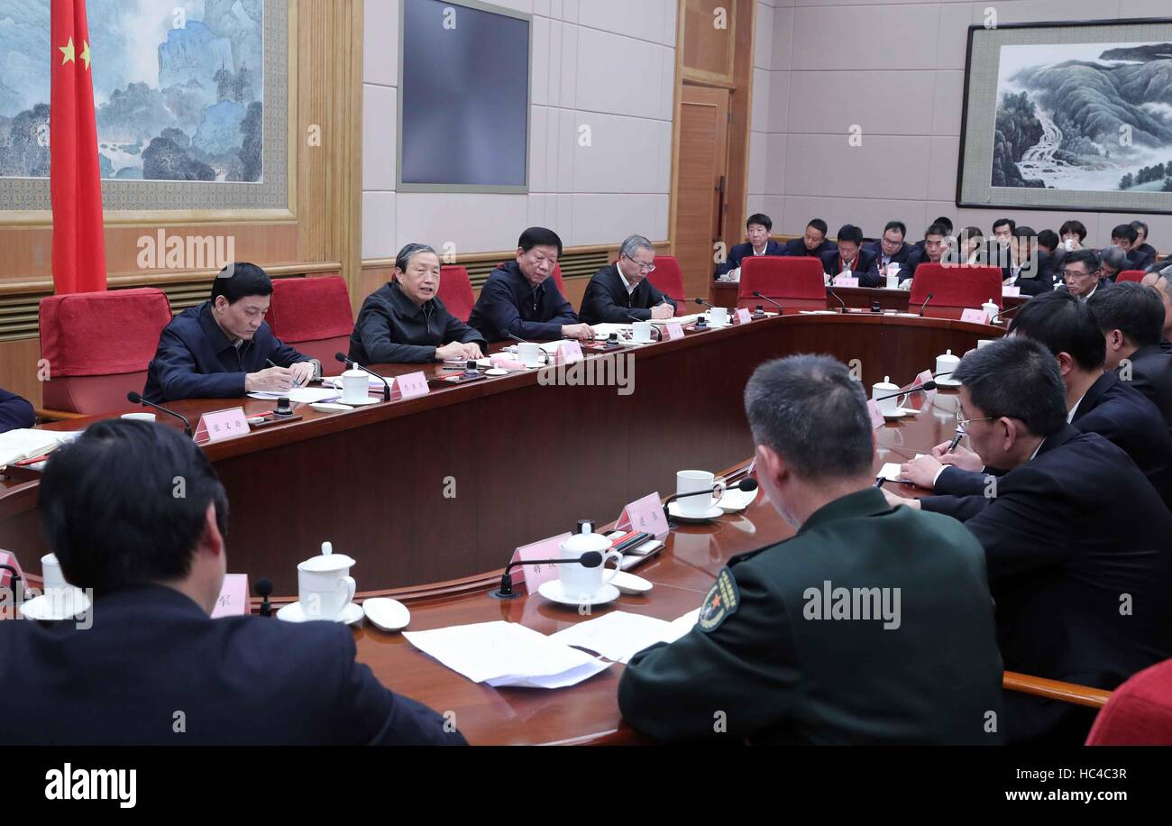 Pechino, Cina. L'8 dicembre, 2016. Chinese Vice Premier Ma Kai (2a L, retro) parla durante un simposio con altamente qualificate talenti a Pechino Capitale della Cina, 8 dicembre, 2016. © Liu Weibing/Xinhua/Alamy Live News Foto Stock