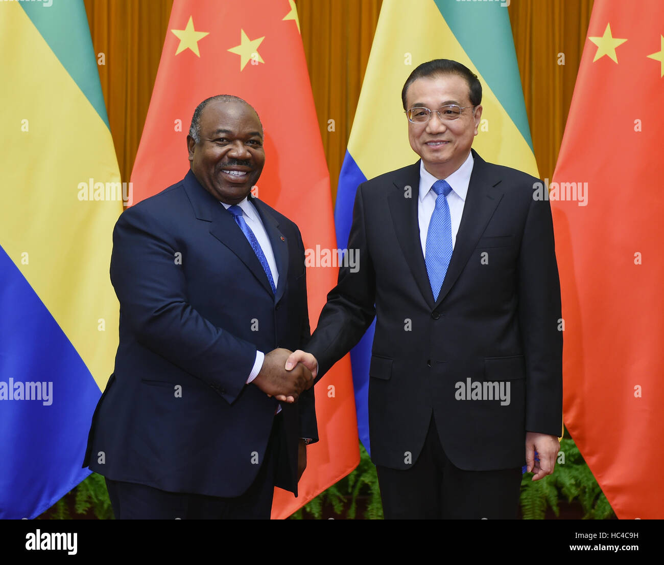 (161208) -- PECHINO, 8 dicembre, 2016 (Xinhua) -- il Premier cinese LI Keqiang (R) incontra il Presidente della Repubblica del Gabon Ali Bongo Ondimba presso la Grande Sala del Popolo di Pechino, capitale della Cina, 8 dicembre, 2016. (Xinhua/Xie Huanchi) (zhs) Foto Stock