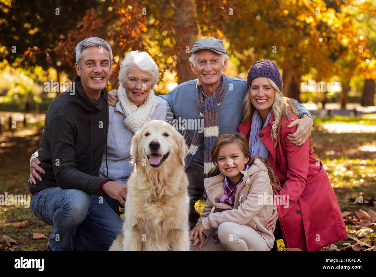 Multi-generazione famiglia con cane in posizione di parcheggio Foto Stock