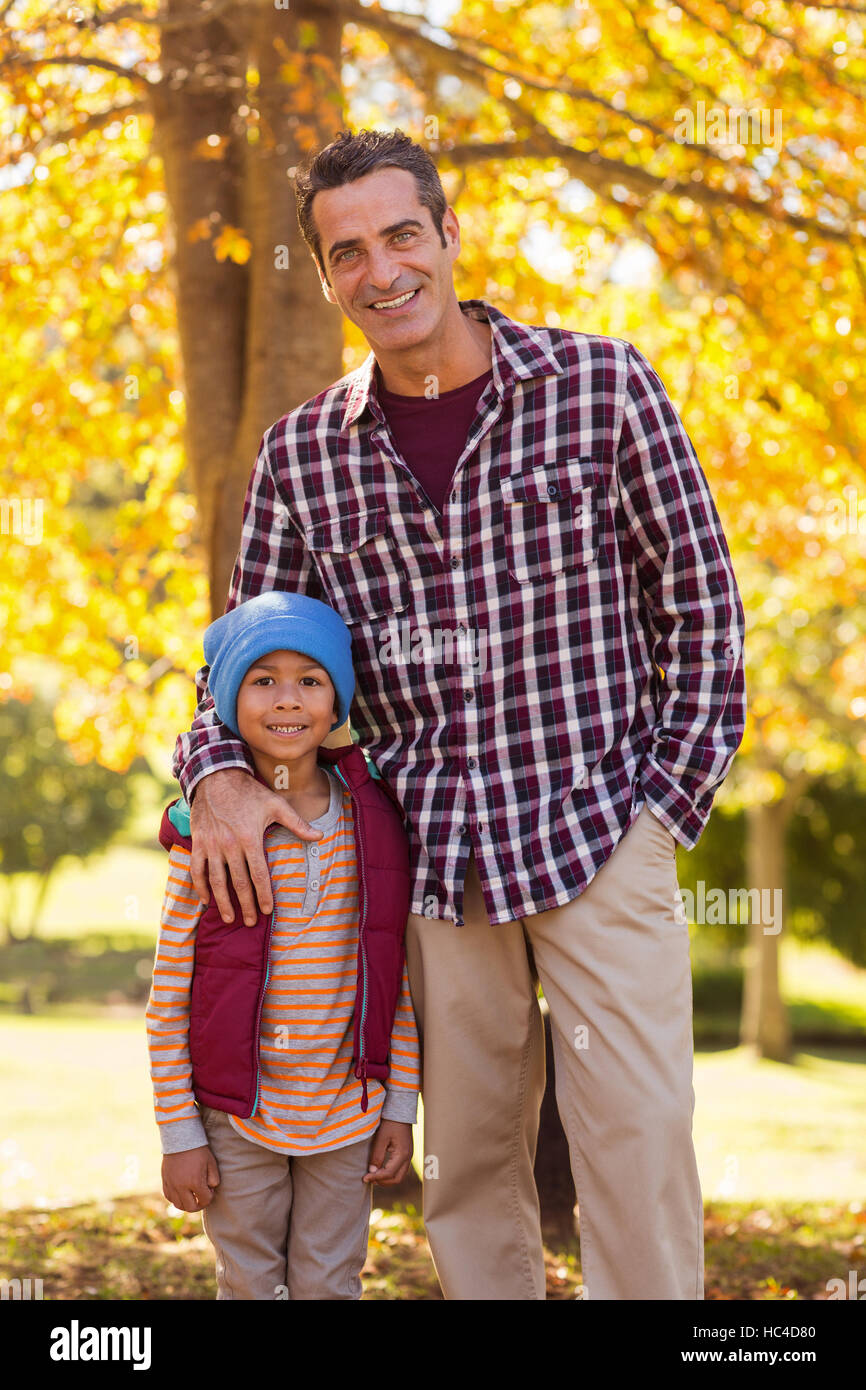Padre con figlio al parco durante l'autunno Foto Stock