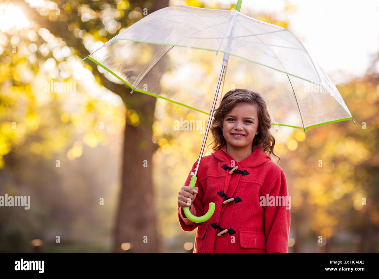 Ritratto di ragazza carina con ombrellone al park Foto Stock