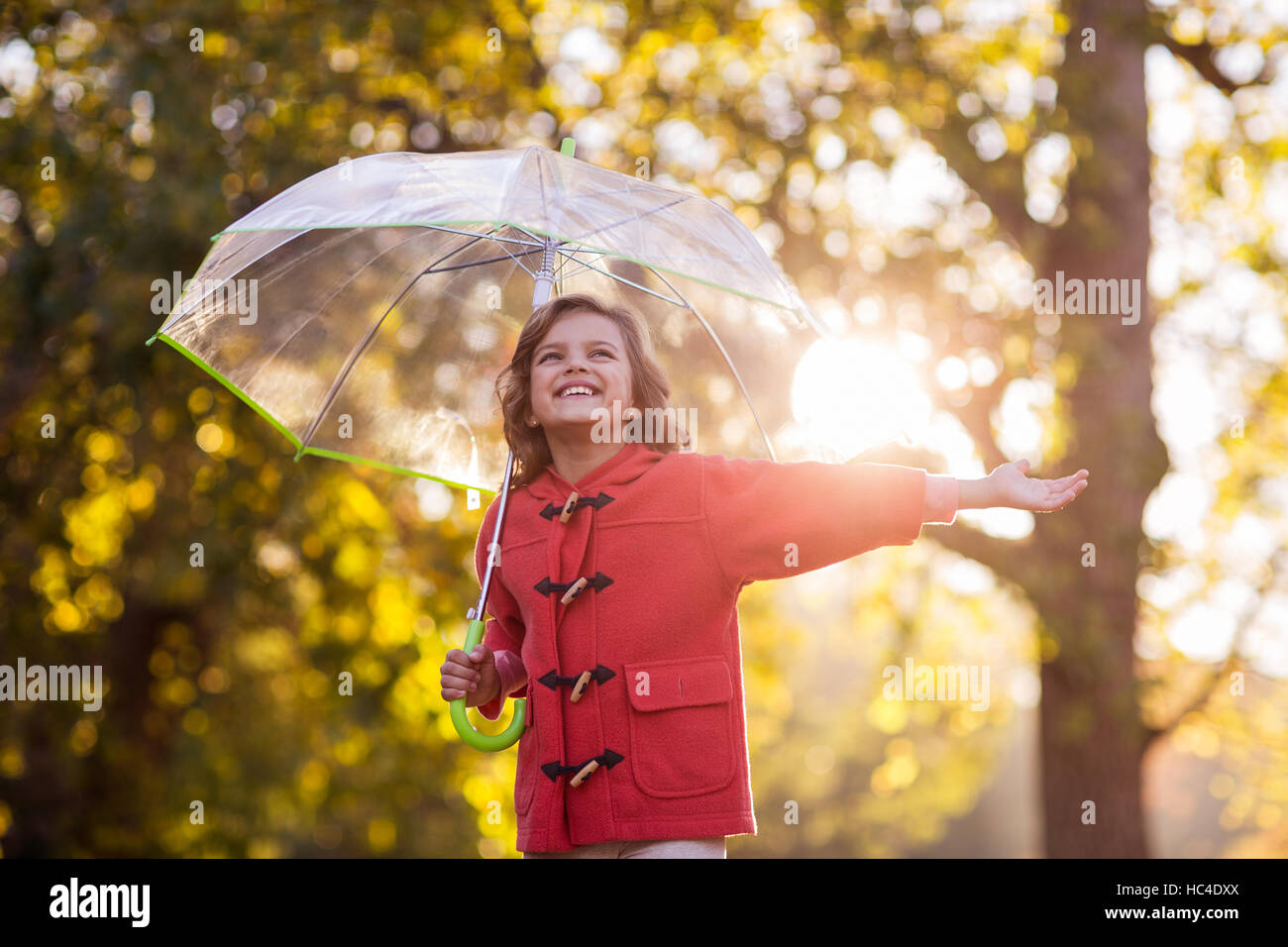Ragazza sorridente con ombrellone al park Foto Stock