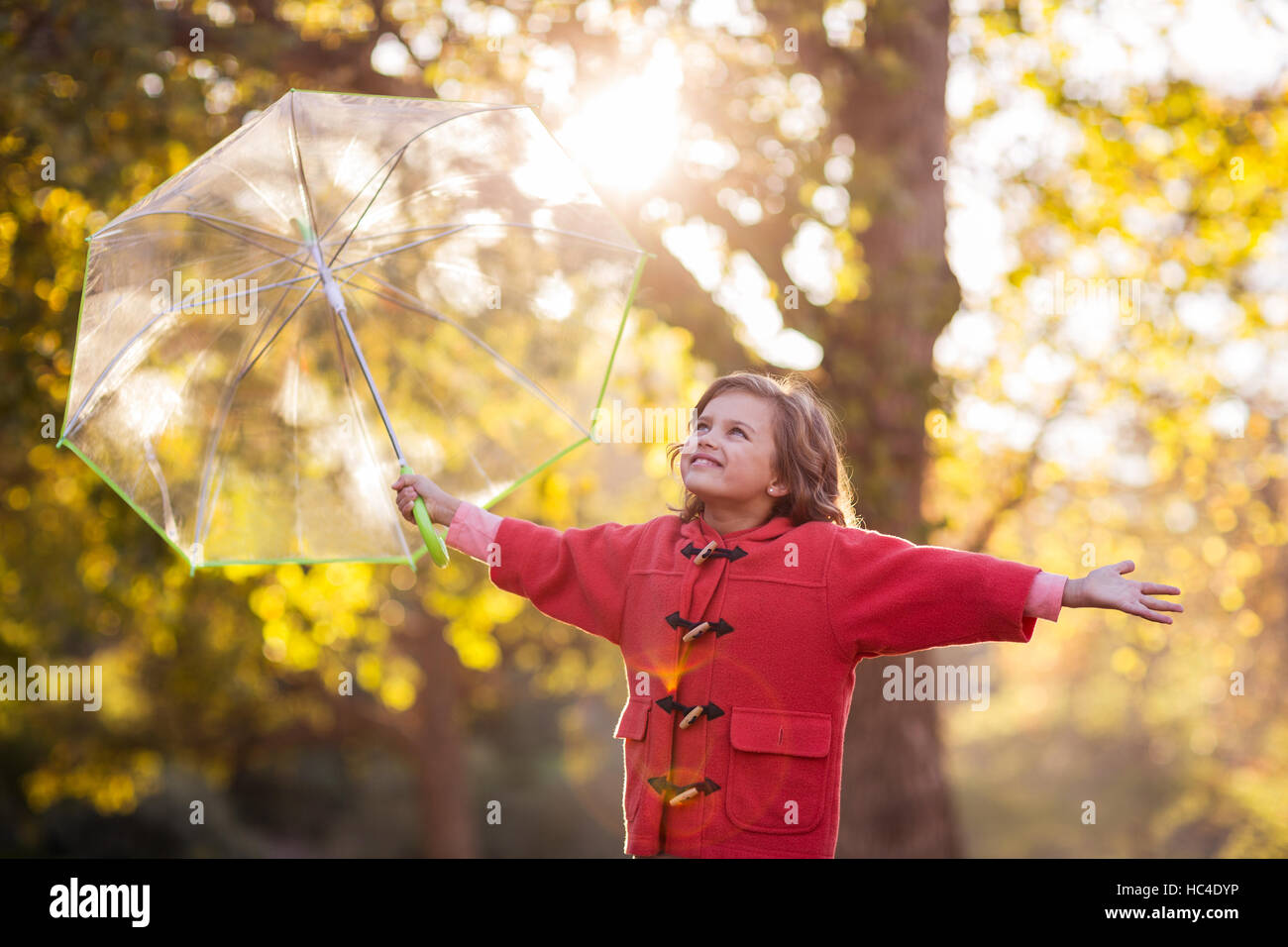 Sorridente ragazza con ombrellone al park Foto Stock