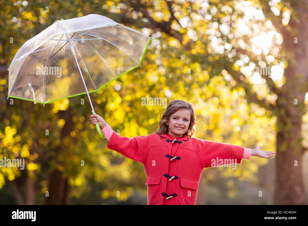 Ragazza che gioca con ombrellone al park Foto Stock