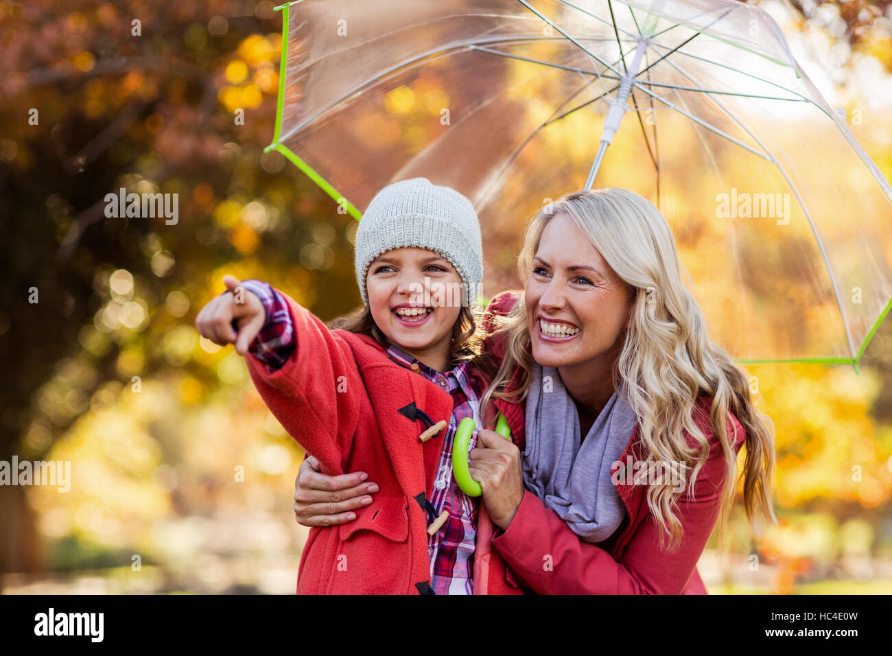 Allegro ragazza con la madre in posizione di parcheggio Foto Stock