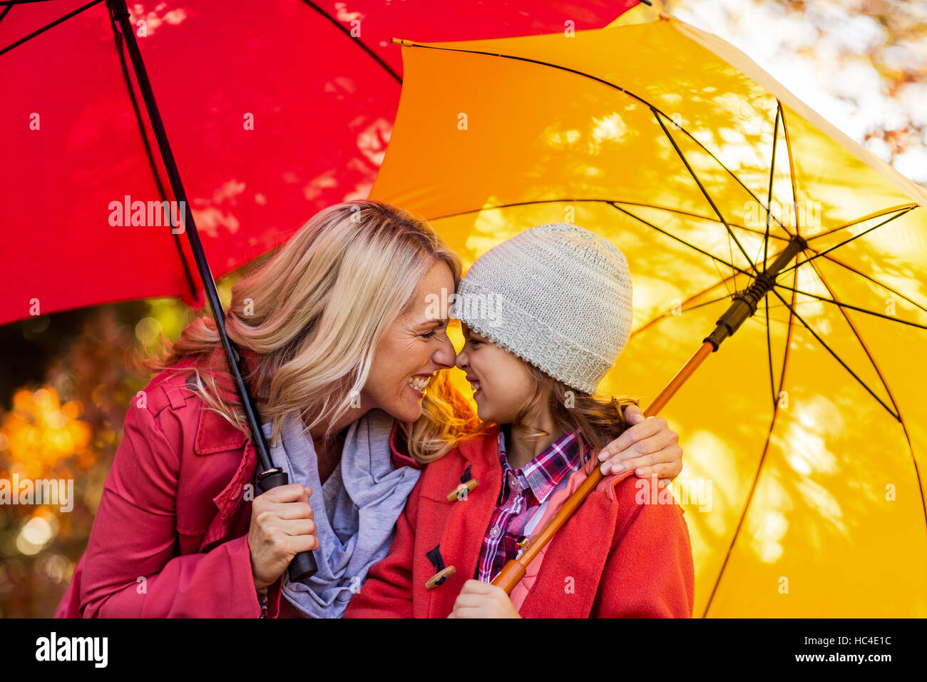 Allegro madre e figlia con ombrellone al park Foto Stock