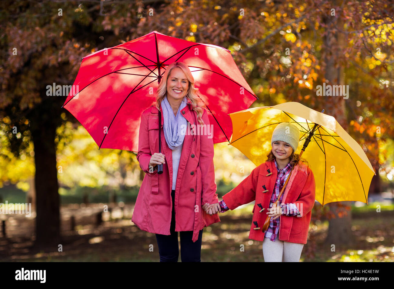 Ritratto di felice madre e figlia al park Foto Stock
