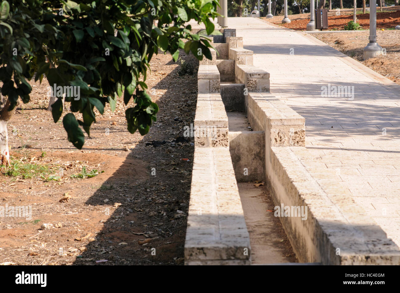 La ricostruzione di un antico alluvione tecnica di irrigazione. Acqua dal bene o foro per l'acqua è stata pompata in semplice acquedotti di fluire verso la zona che r Foto Stock