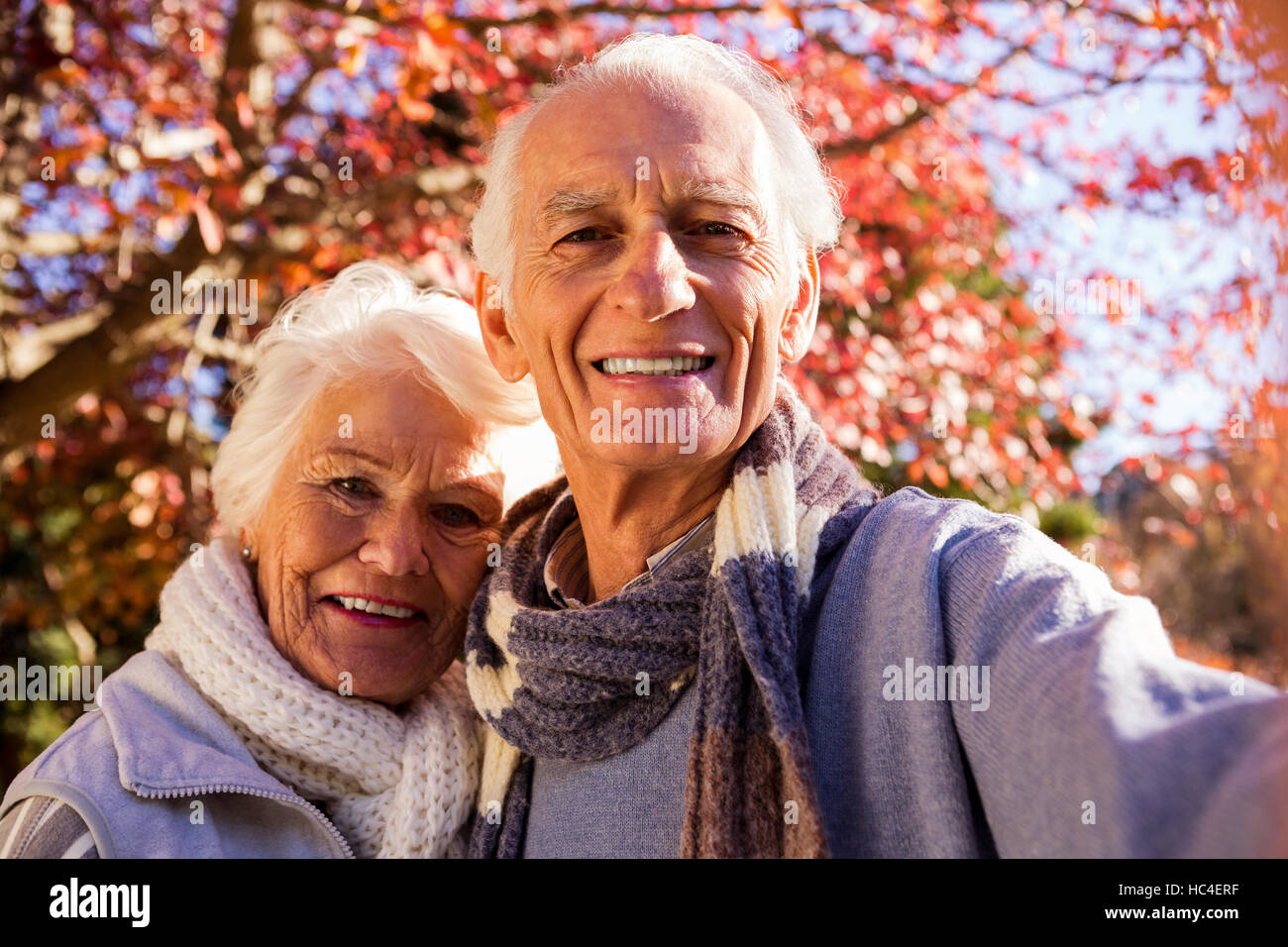 Coppia senior prendendo un selfie Foto Stock