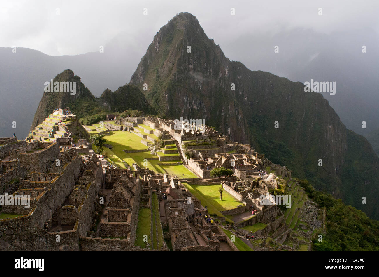 Vista del Machu Picchu paesaggio. Machu Picchu è una città situata in alto nella catena delle Ande in Perù moderno. Si trova a 43 miglia a nord-ovest di Cuzco a Foto Stock