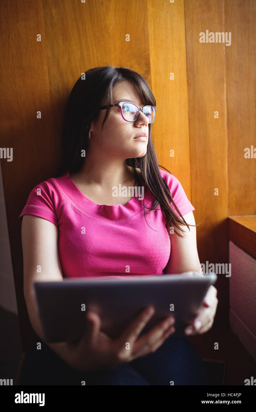 Studentessa holding tavoletta digitale Foto Stock