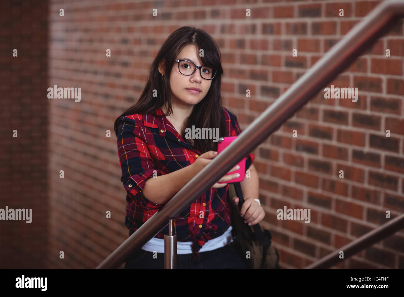 Studentessa camminando sulla scala Foto Stock
