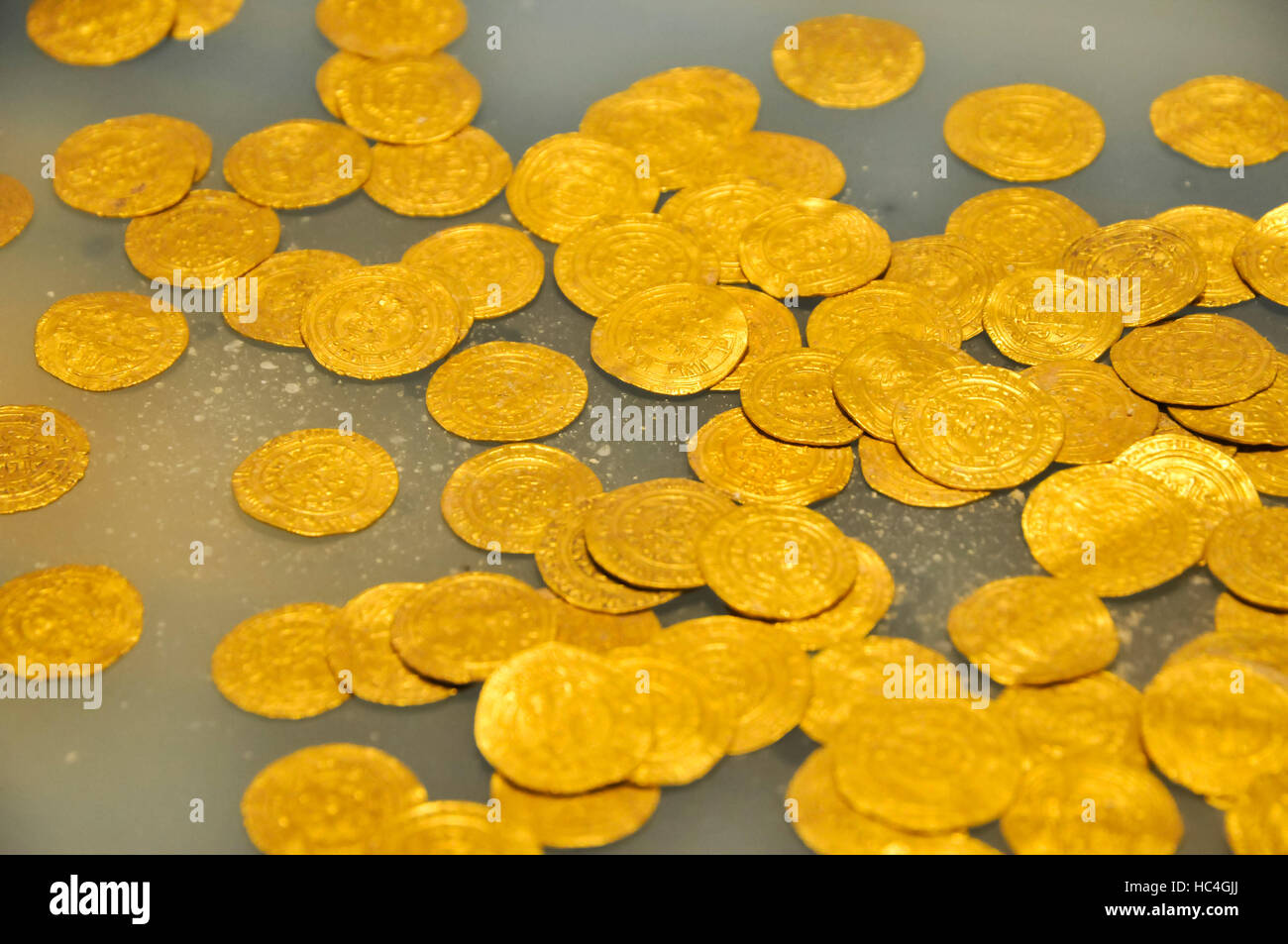Un display di parte della moneta in oro tesoro di monete d'oro del periodo di Fatimid (XI secolo ce) nell'antico porto di Cesarea, Israele Foto Stock