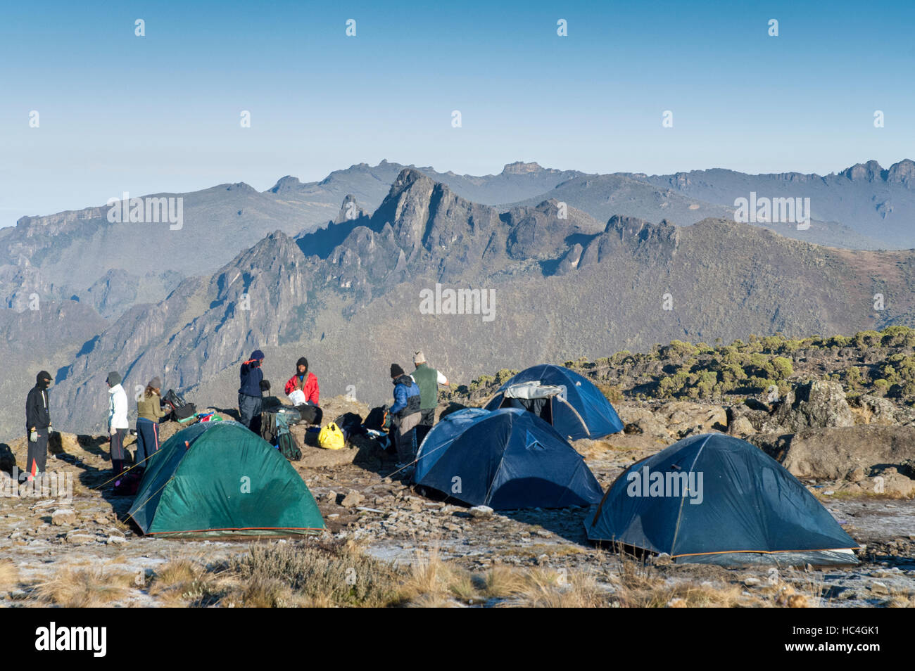 I facchini di imballare Shira camp, Route Machame Kilimanjaro, Tanzania Foto Stock