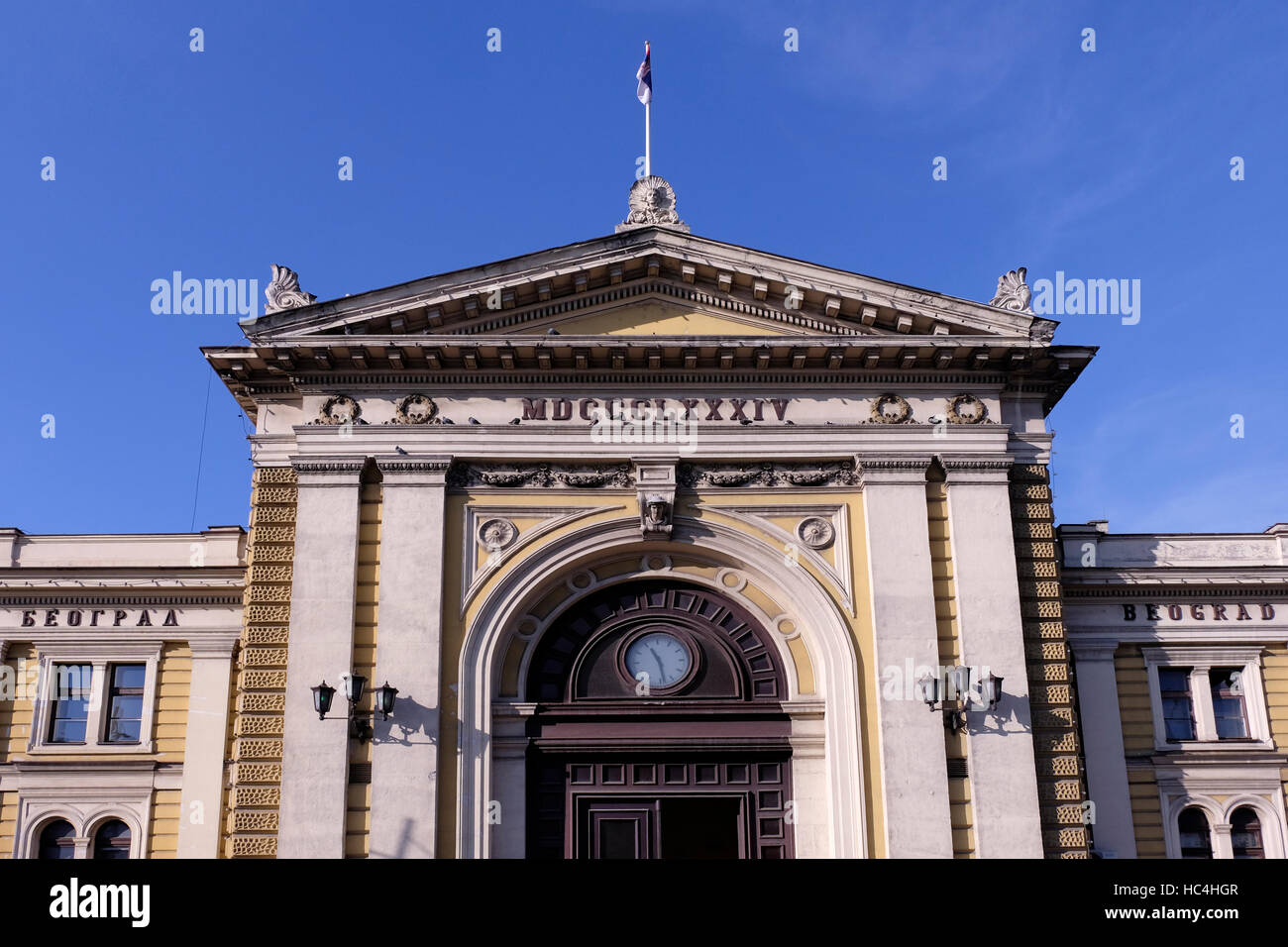 La facciata anteriore della principale stazione ferroviaria progettata nello stile di academism con timpano triangolare nella città di Belgrado capitale della Repubblica di Serbia Foto Stock