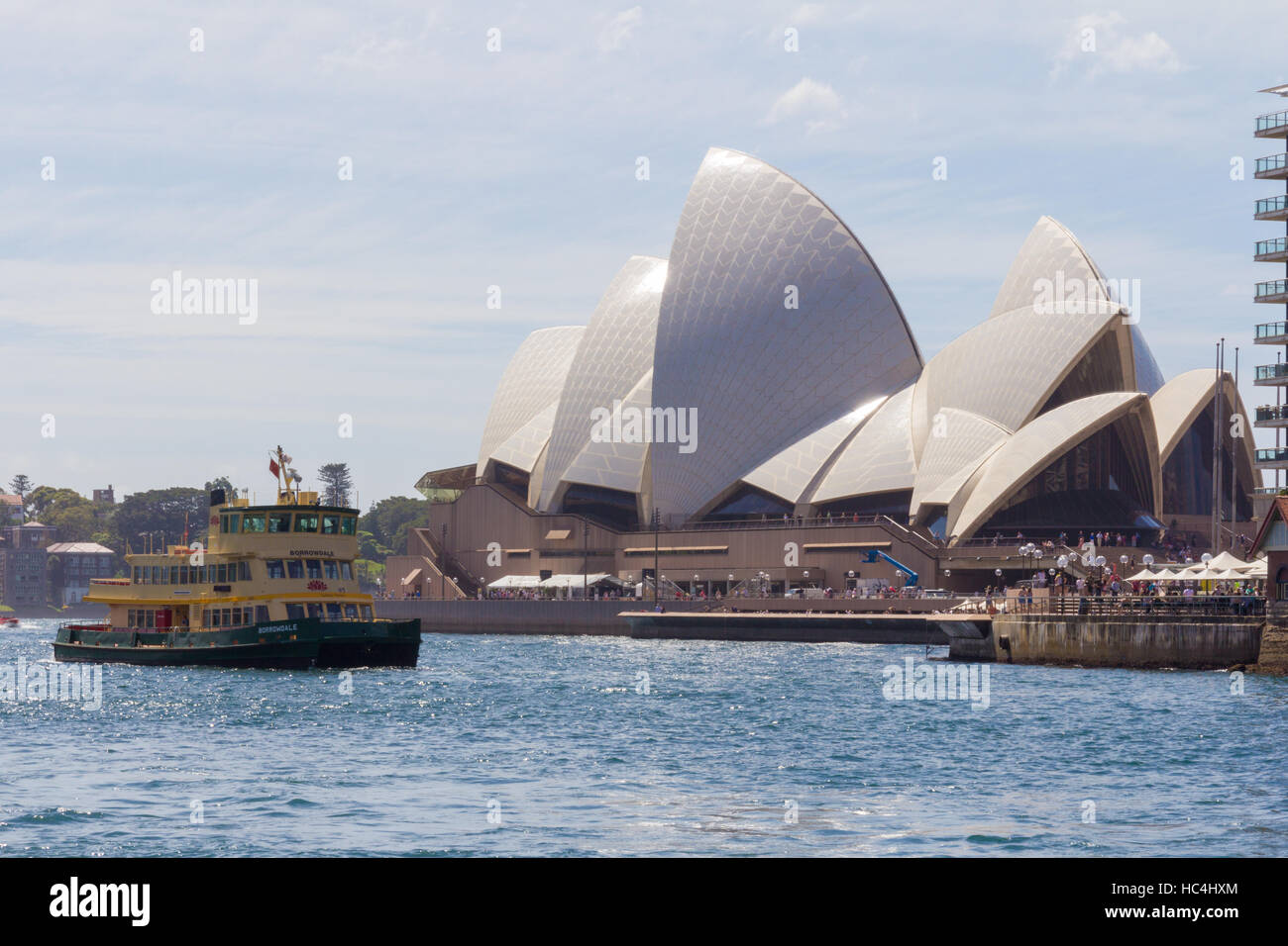 Il traghetto Manly passando la Opera House di Sydney Harbour, Australia Foto Stock