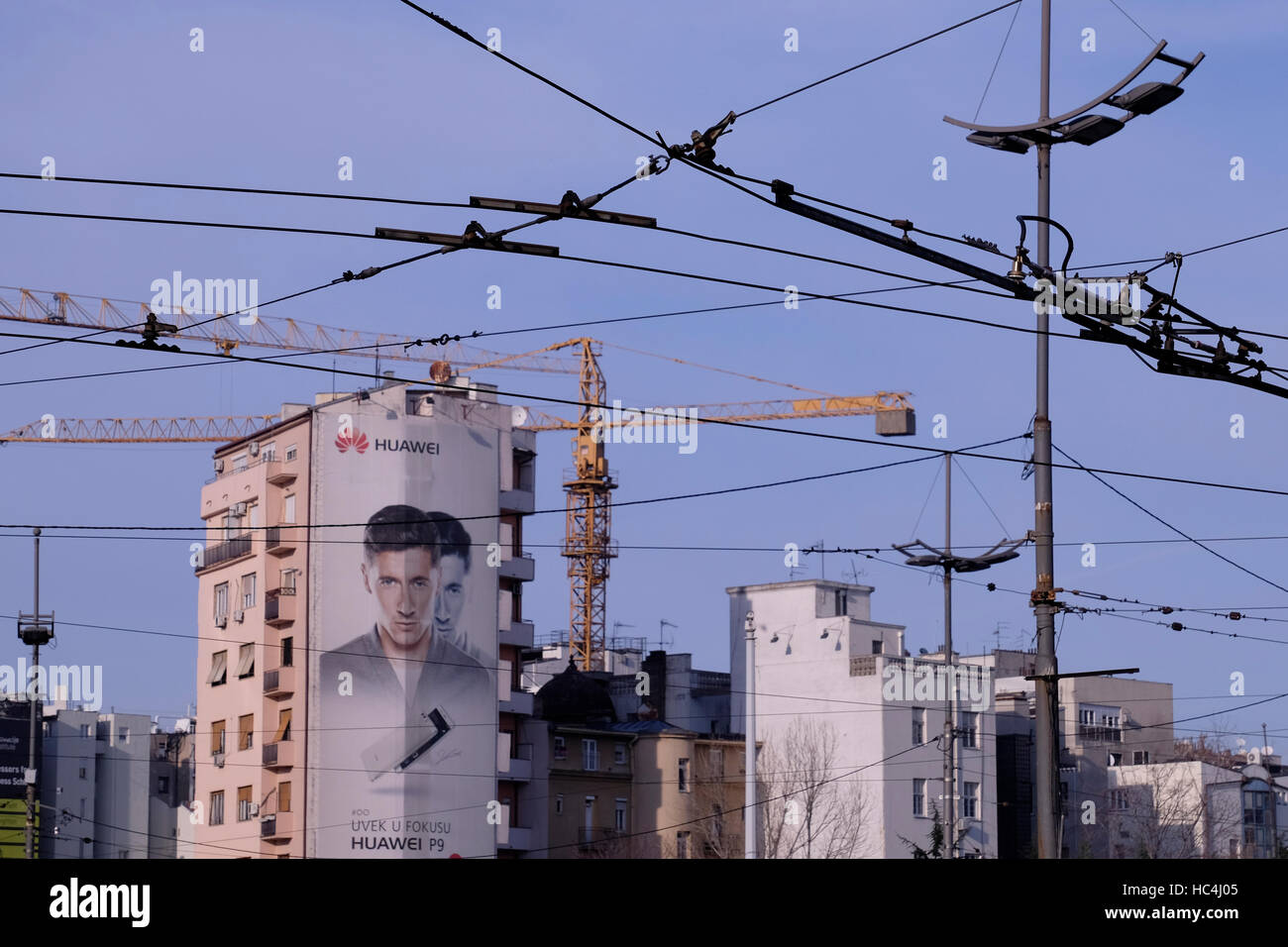 Un enorme cartellone poster pubblicitari Huawei una multinazionale cinese di messa in rete e di apparecchiature di telecomunicazione e società di servizi nella città di Belgrado capitale della Repubblica di Serbia Foto Stock