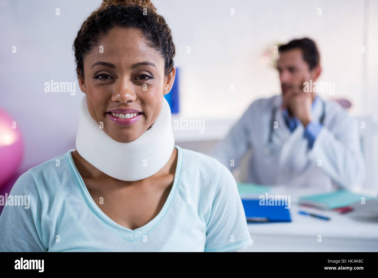 Paziente con un collare cervicale Foto stock - Alamy