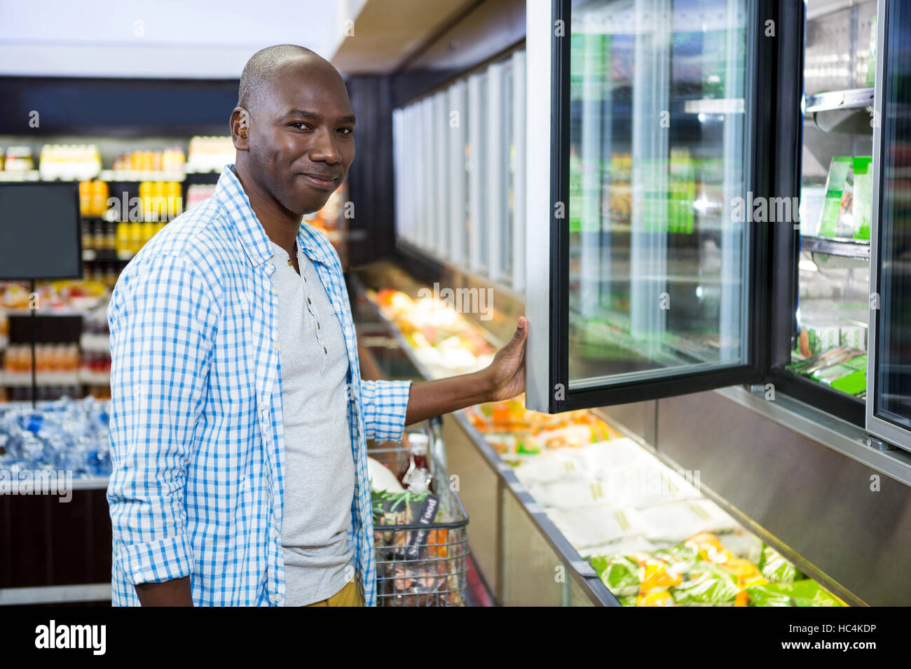 L'uomo shopping nella sezione di generi alimentari al supermercato Foto Stock
